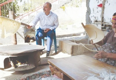 Kadınlarla ekmek pişirdi