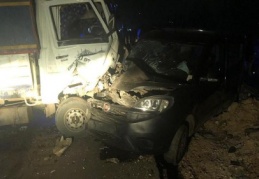 Kafa kafaya çarpışan araçtaki iki kişi yaralandı