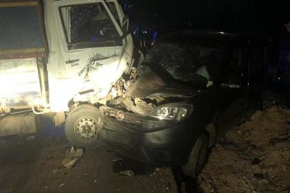 Kafa kafaya çarpışan araçtaki iki kişi yaralandı