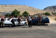 Kafa kafaya çarpışan otomobillerden 8 yaralı çıktı