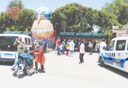 Kafesini parçalayarak kaçan aslan, 3 bakıcıyı yaraladı