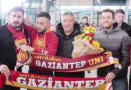 Kafileyi, sarı-kırmızılı taraftarlar karşıladı