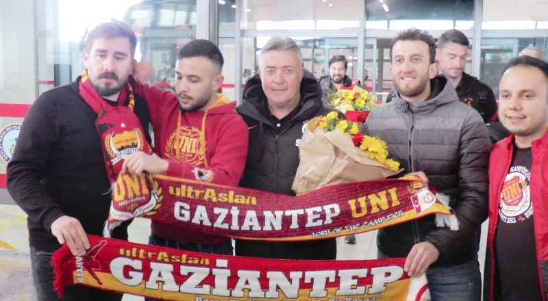 Kafileyi, sarı-kırmızılı taraftarlar karşıladı