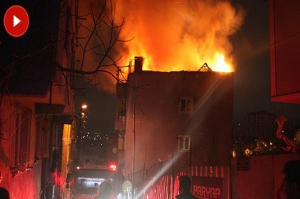 Kağıthane’de çatı katı alev alev yandı