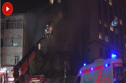Kağıthane&#8217;de gecekondu alev alev yandı