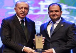 Kahraman, onur ödülünü Erdoğan’ın elinden aldı