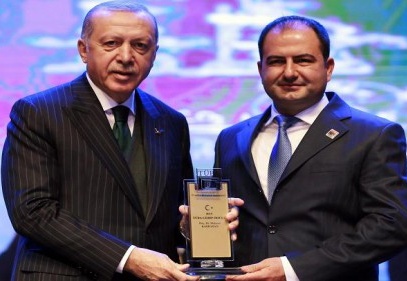 Kahraman, onur ödülünü Erdoğan’ın elinden aldı