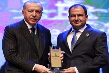 Kahraman, onur ödülünü Erdoğan&#8217;ın elinden aldı
