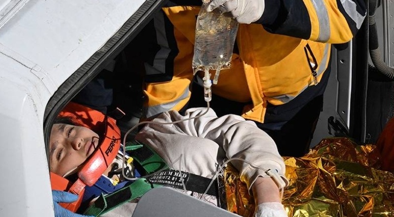 Kahramanmaraş'ta genç kız, depremin 248. saatinde enkazdan sağ çıkarıldı