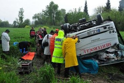 Kahramanmaraş&#039;ta otobüs devrildi; 5 ölü, 21 yaralı 