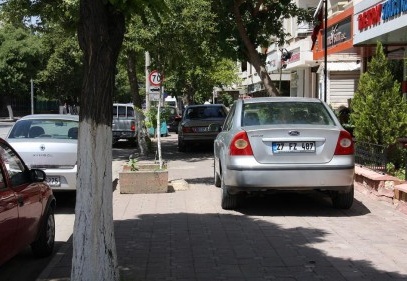 Kaldırım işgaline dur diyen yok