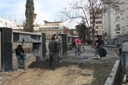 Kaldırım taşları yenileniyor