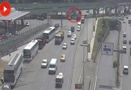 Kaldırımda beklerken üzerine asansör düştü.. O anlar kamerada