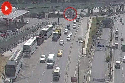 Kaldırımda beklerken üzerine asansör düştü.. O anlar kamerada