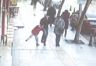 Kaldırımda yürüyen çocuğun kafasına taş düştü