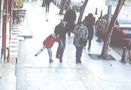 Kaldırımda yürüyen çocuğun kafasına taş düştü