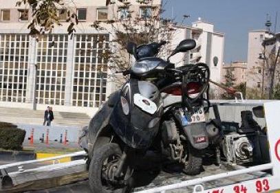 Kaldırımdaki araç ve motorlar toplatıldı