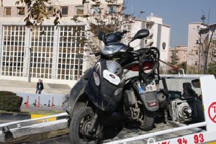 Kaldırımdaki araç ve motorlar toplatıldı