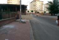 Kaldırımı ikiye bölen inşaat