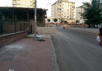 Kaldırımı ikiye bölen inşaat