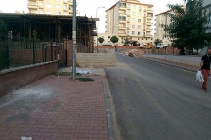 Kaldırımı ikiye bölen inşaat