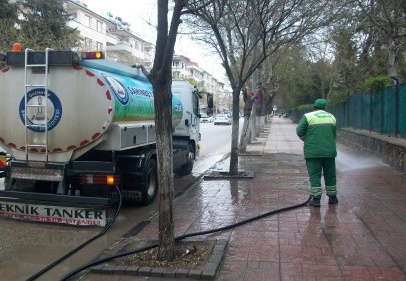 Kaldırımlar yıkanıyor