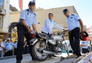Kaldırımlara park edilen motosikletleri toplanıyor