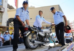 Kaldırımlara park edilen motosikletleri toplanıyor