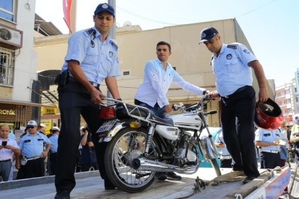 Kaldırımlara park edilen motosikletleri toplanıyor