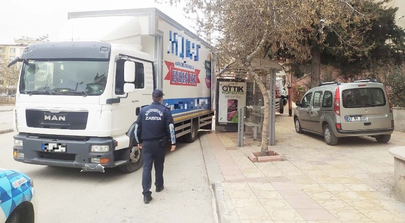 Kaldırımları işgal edenler, kent estetiğini bozdukları gibi yayalara da engel oluyor