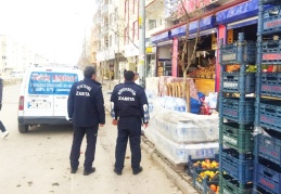 Kaldırımları işgal edenler, kent estetiğini bozdukları gibi yayalara da engel oluyor