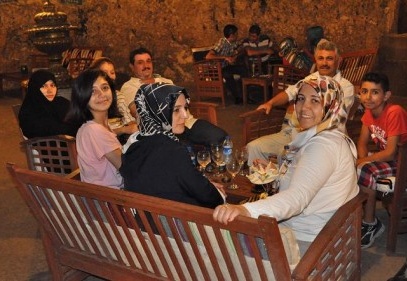 Kaleoğlu Mağarası’nda serinlik keyfi yaşıyorlar
