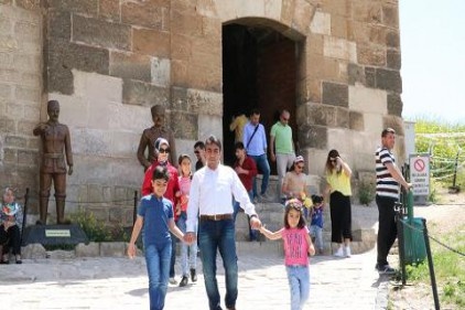 Kaleyi çok sayıda ziyaretçi gezdi