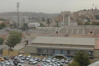 Kamil Ocak Stadyumu&#039;nun tribünleri yıkılıyor 