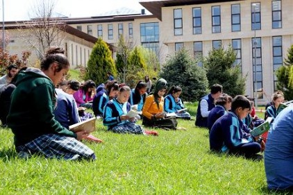 Kampüste kitap okuma etkinliği