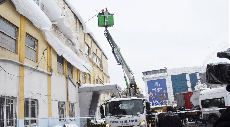 Kamu binalarının karları temizlendi