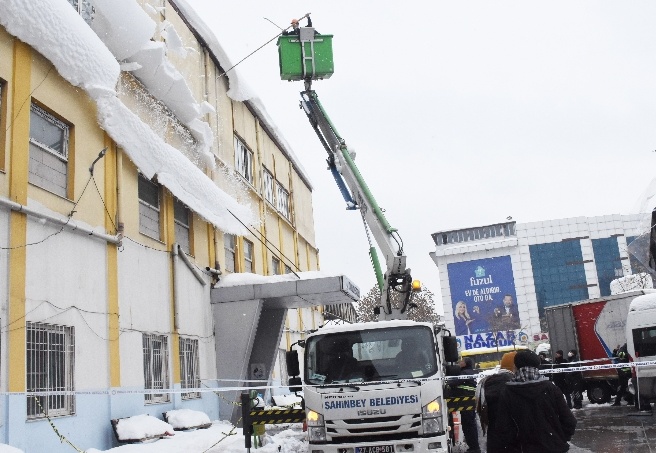 Kamu binalarının karları temizlendi