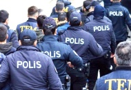 Kamu görevlilerin de olduğu 100 kişi gözaltında