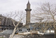 Kamyon camiye daldı, 3 kişi yaralandı