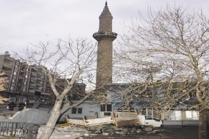 Kamyon camiye daldı, 3 kişi yaralandı