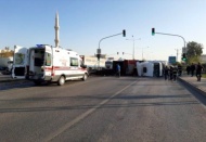 Kamyon devrildi, kasasındaki çeltik yola saçıldı 