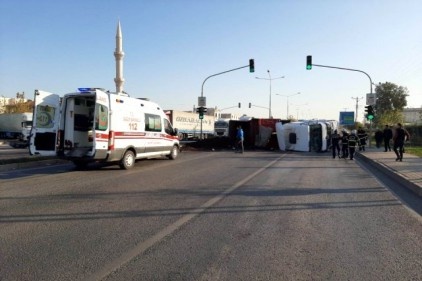 Kamyon devrildi, kasasındaki çeltik yola saçıldı 