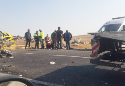 Kamyon ile otomobil çarpıştı: 4 yaralı