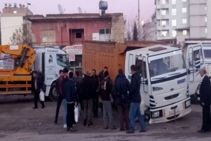 Kamyon seyir halindeyken yol çöktü
