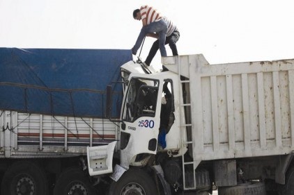 Kamyon TIR&#8217;a arkadan çarptı, bir kişi öldü