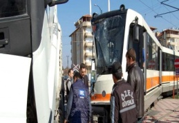 Kamyon tramvay hattına girdi, iki kişi yaralandı