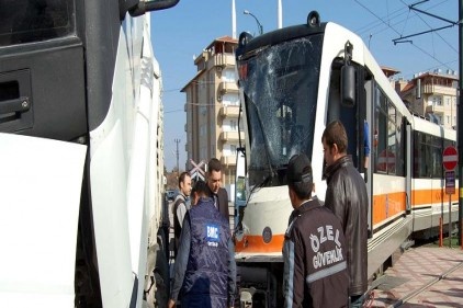 Kamyon tramvay hattına girdi, iki kişi yaralandı