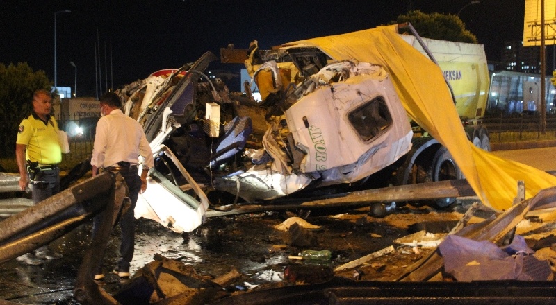 Kamyon yön levhasına çarptı, bir kişi öldü