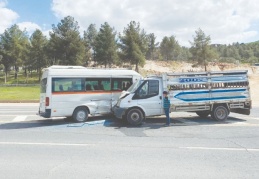 Kamyonet ile minibüs çarpıştı, 2 kişi yaralandı