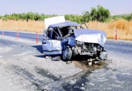 Kamyonet ile otomobil çarpıştı 